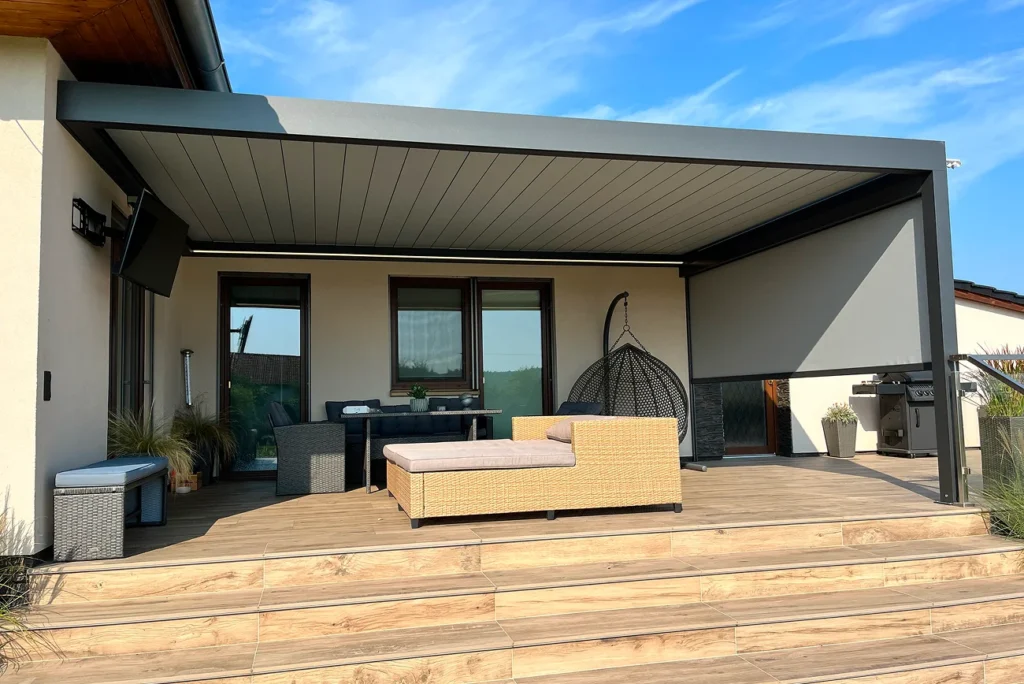 Bioklimatická pergola s bočním stíněním